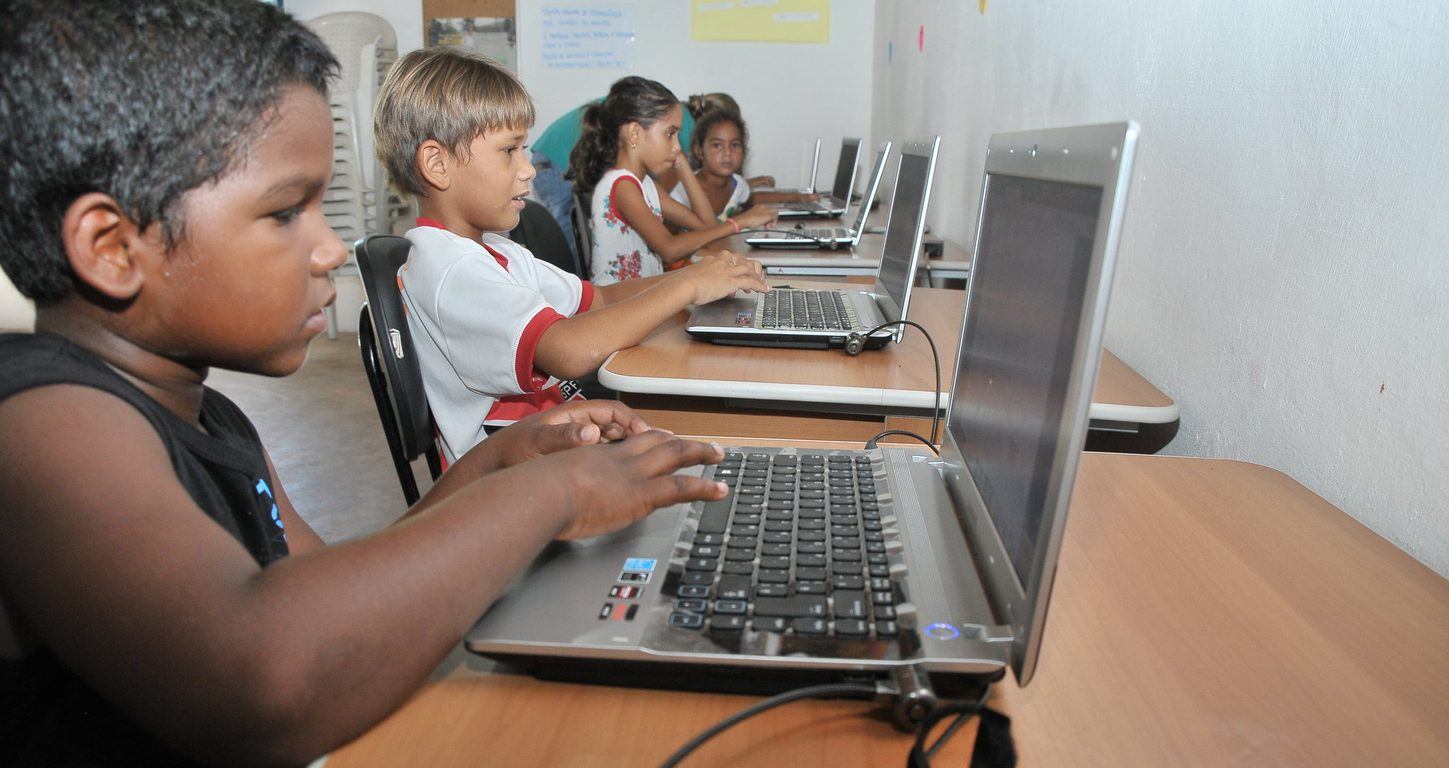 Metade dos alunos de escolas públicas do país continuam sem ter conexão à internet.