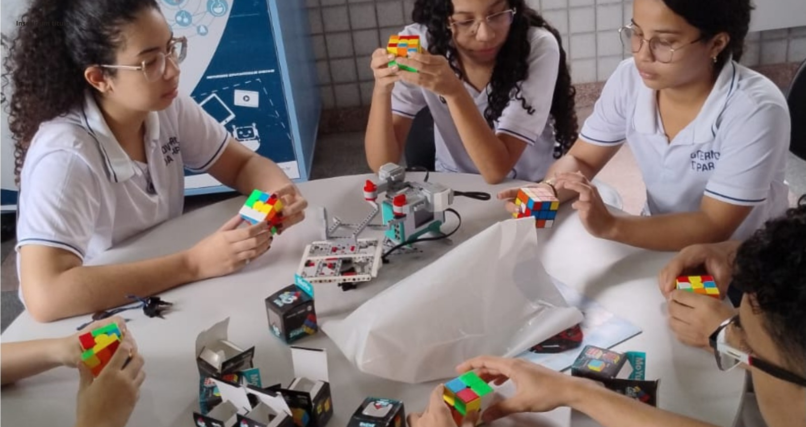 Oficina de Cubo Mágico: Desafio e Diversão no IV Acampamento Inclusivo